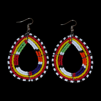 Apportez une touche de couleur à votre style avec ces boucles d'oreilles africaines issues de la tradition artisanale Massai : confectionnées avec des perles de rocaille multicolores montées en forme gouttes, elles sont parfaites pour sublimer votre look au quotidien ou lors d'occasions spéciales. Ces boucles d'oreilles colorées aux accents ethniques afro chic mesurent 8 cm de long et 4.5 cm de large ; elles se portent avec des crochets en acier inoxydable sur des oreilles percées.