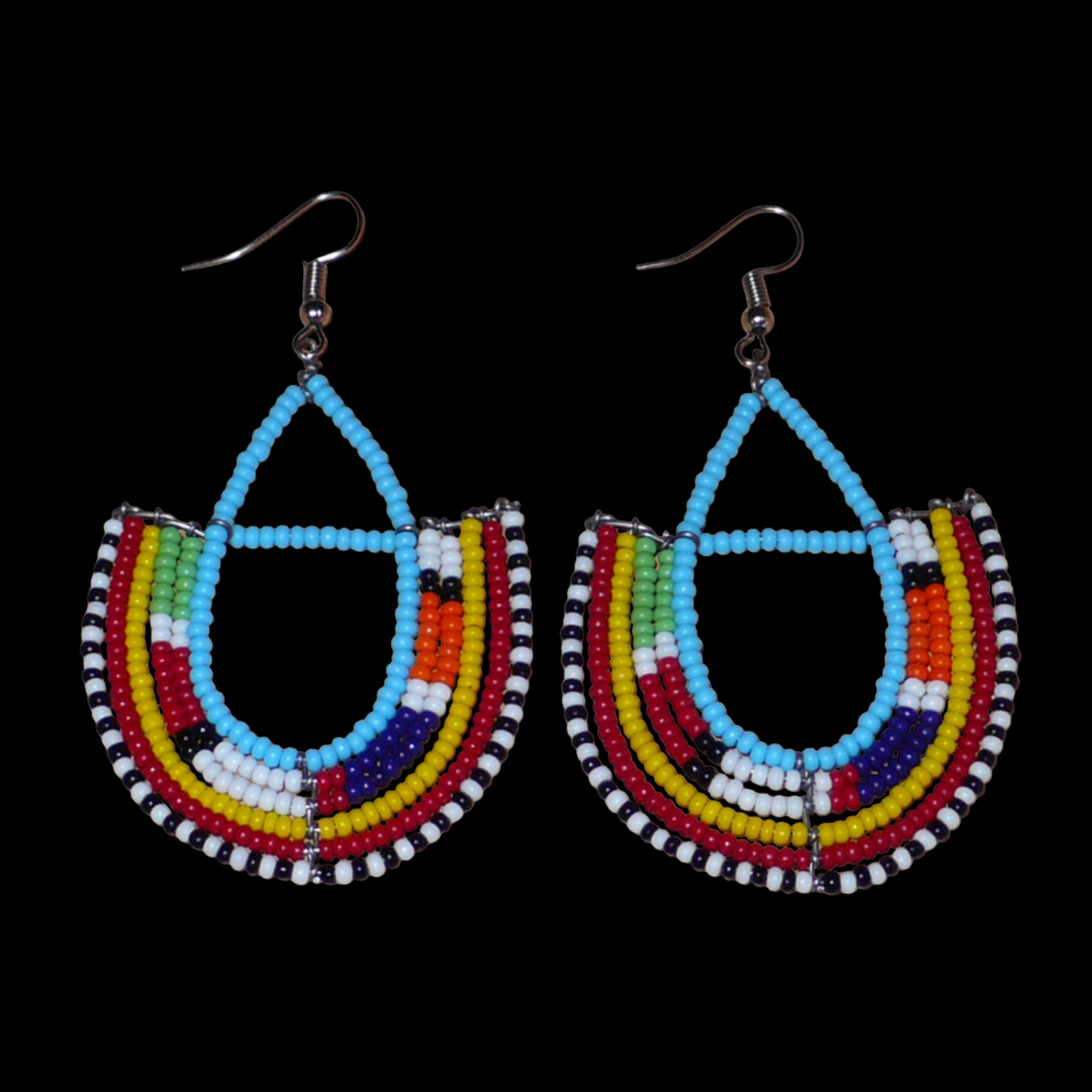 Boucles d'oreilles ethniques Massai bleues et multicolores en perles de rocaille montées en forme d'ancres. Elles mesurent 7.5 cm de long et se portent sur des oreilles percées.