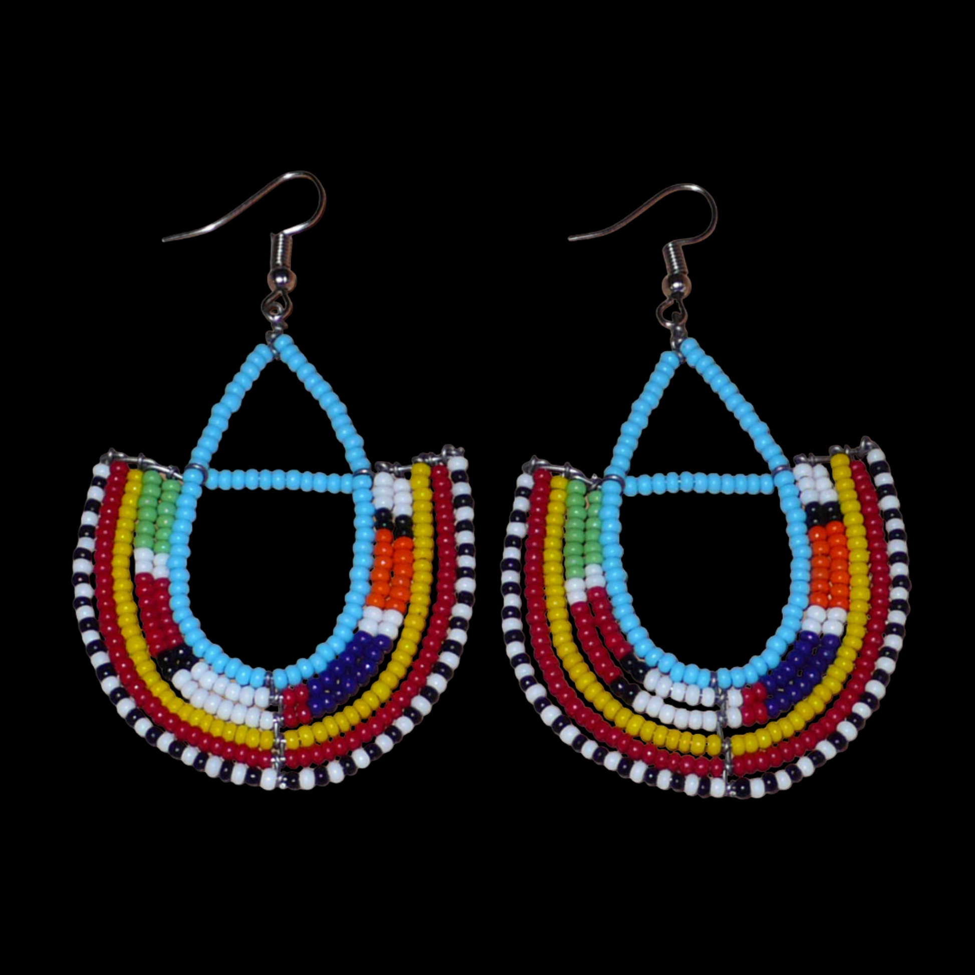 Boucles d'oreilles ethniques Massai bleues et multicolores en perles de rocaille montées en forme d'ancres. Elles mesurent 7.5 cm de long et se portent sur des oreilles percées.