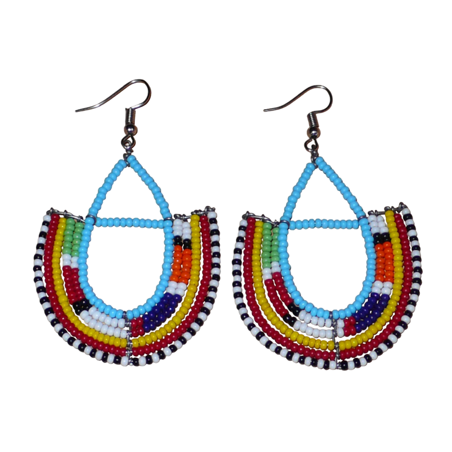 Boucles d'oreilles ethniques Massai bleues et multicolores en perles de rocaille montées en forme d'ancres. Elles mesurent 7.5 cm de long et se portent sur des oreilles percées.