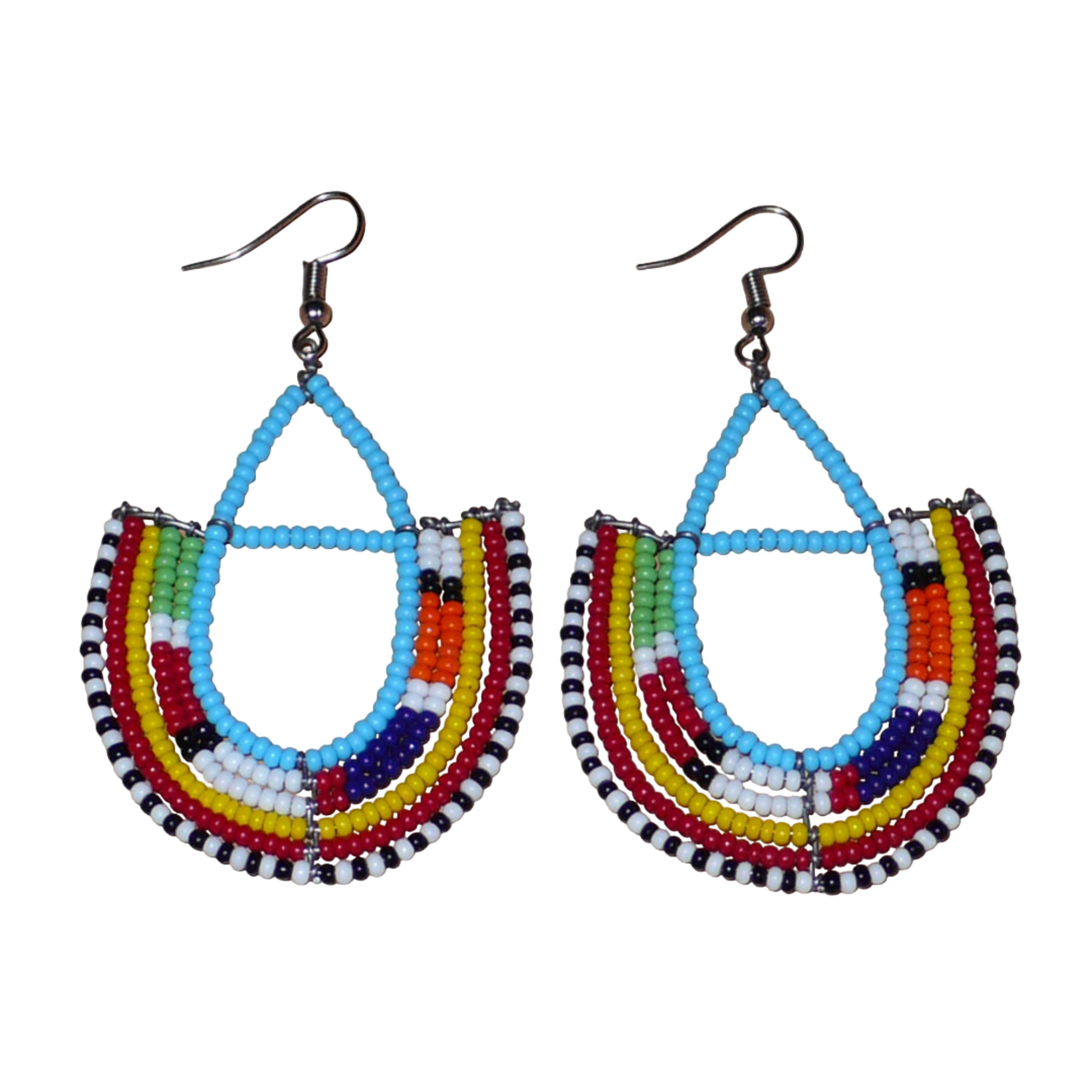 Boucles d'oreilles ethniques Massai bleues et multicolores en perles de rocaille montées en forme d'ancres. Elles mesurent 7.5 cm de long et se portent sur des oreilles percées.