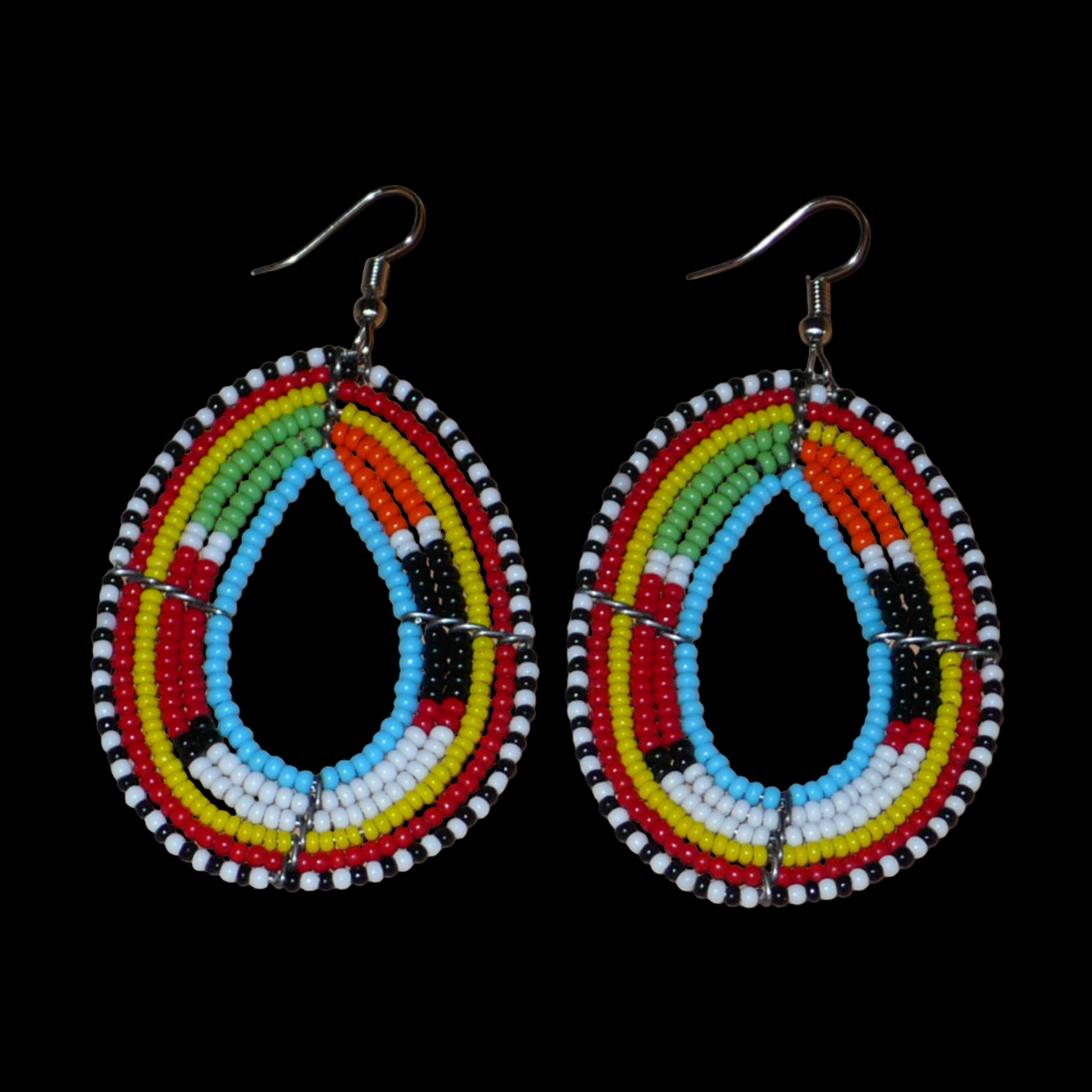 Boucles d'oreilles africaines ethniques de tradition Massai composées de perles de rocaille bleu ciel et multicolores montées en forme de gouttes. Elles mesurent 7.5 cm de long et 4 cm de large et se portent sur des oreilles percées.