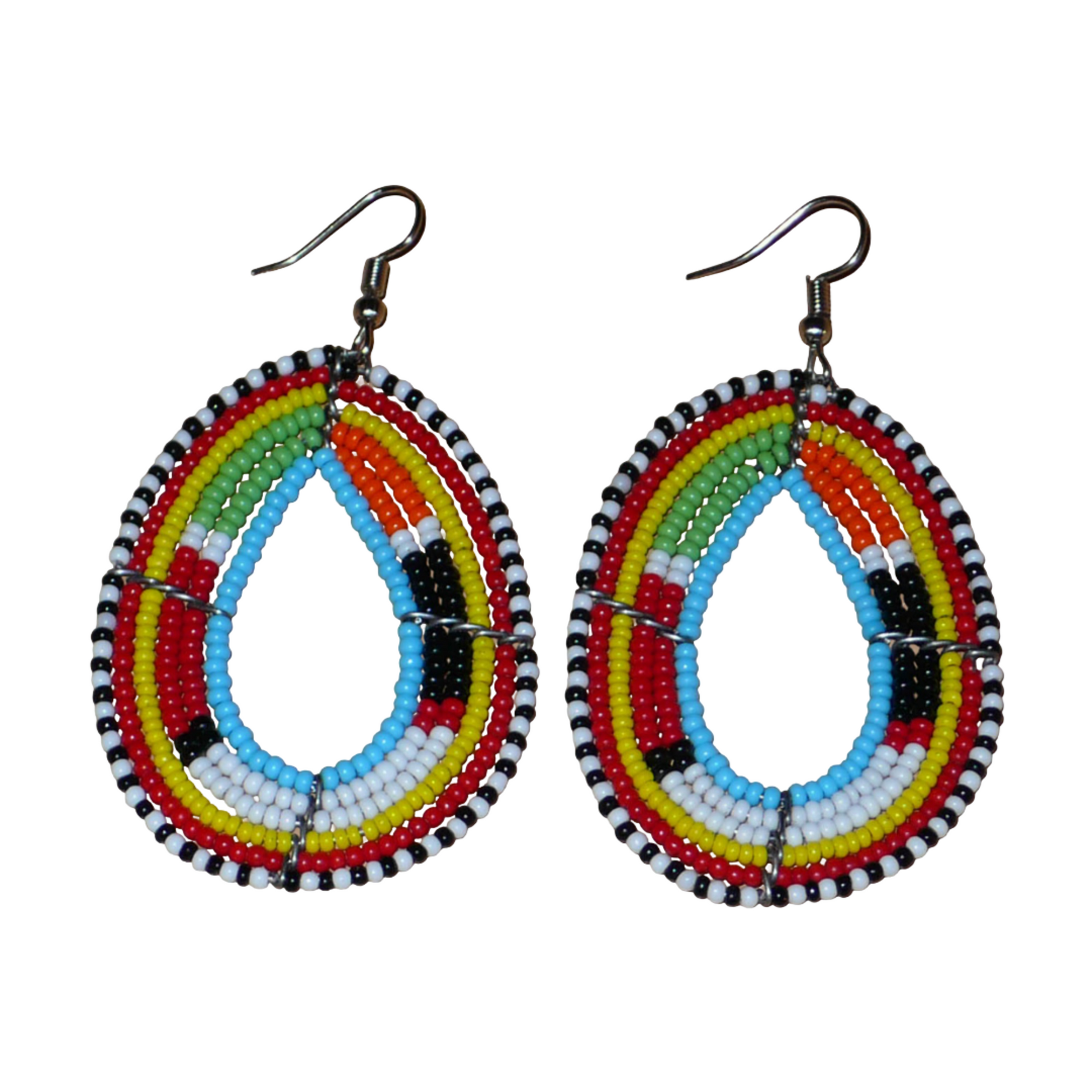 Boucles d'oreilles africaines ethniques de tradition Massai composées de perles de rocaille bleu ciel et multicolores montées en forme de gouttes. Elles mesurent 7.5 cm de long et 4 cm de large et se portent sur des oreilles percées.