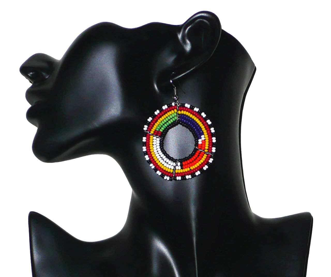 Boucles d'oreilles africaines perlées se composant de perles de rocaille enfilées sur des structures circulaires faites de six rangées de fils de fer. Elles mesurent 7 cm de long et 5 cm de large et se portent avec des crochets en acier inoxydable.