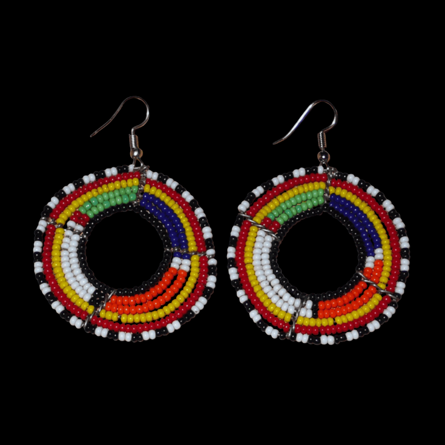 Boucles d'oreilles africaines perlées se composant de perles de rocaille enfilées sur des structures circulaires faites de six rangées de fils de fer. Elles mesurent 7 cm de long et 5 cm de large et se portent avec des crochets en acier inoxydable.
