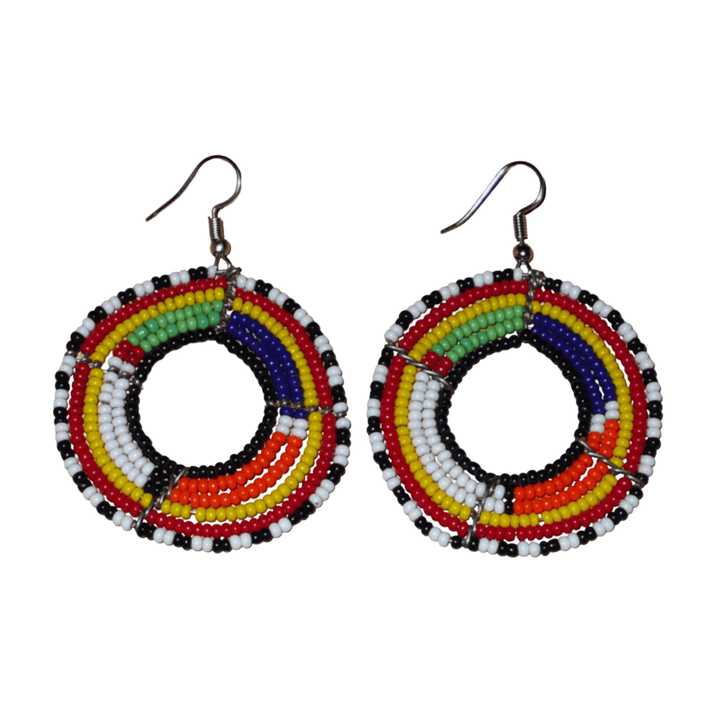 Boucles d'oreilles africaines perlées se composant de perles de rocaille enfilées sur des structures circulaires faites de six rangées de fils de fer. Elles mesurent 7 cm de long et 5 cm de large et se portent avec des crochets en acier inoxydable.
