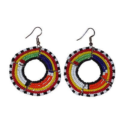 Boucles d'oreilles africaines perlées se composant de perles de rocaille enfilées sur des structures circulaires faites de six rangées de fils de fer. Elles mesurent 7 cm de long et 5 cm de large et se portent avec des crochets en acier inoxydable.