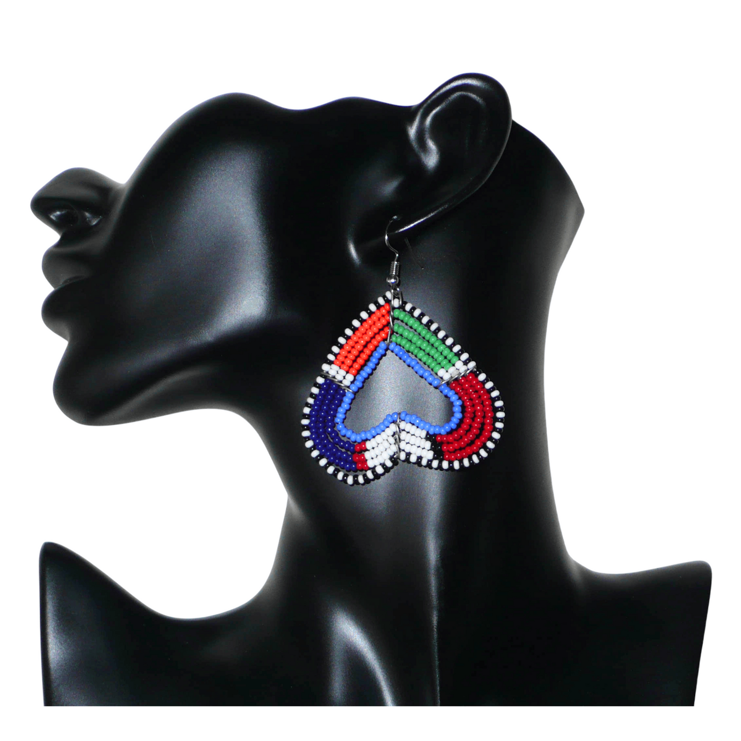 Boucles d'oreilles africaines kenyanes de fabrication artisanale Massai composées de perles de rocaille multicolores glissées sur cinq rangées de fils de fer montés en forme de cœurs inversés. Cette paire de boucles d'oreilles de taille moyenne mesure 6.5 cm de long et 5 cm de large ; elle se porte avec des crochets en acier inoxydable sur des oreilles percées.