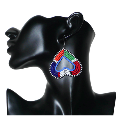 Boucles d'oreilles africaines kenyanes de fabrication artisanale Massai composées de perles de rocaille multicolores glissées sur cinq rangées de fils de fer montés en forme de cœurs inversés. Cette paire de boucles d'oreilles de taille moyenne mesure 6.5 cm de long et 5 cm de large ; elle se porte avec des crochets en acier inoxydable sur des oreilles percées.