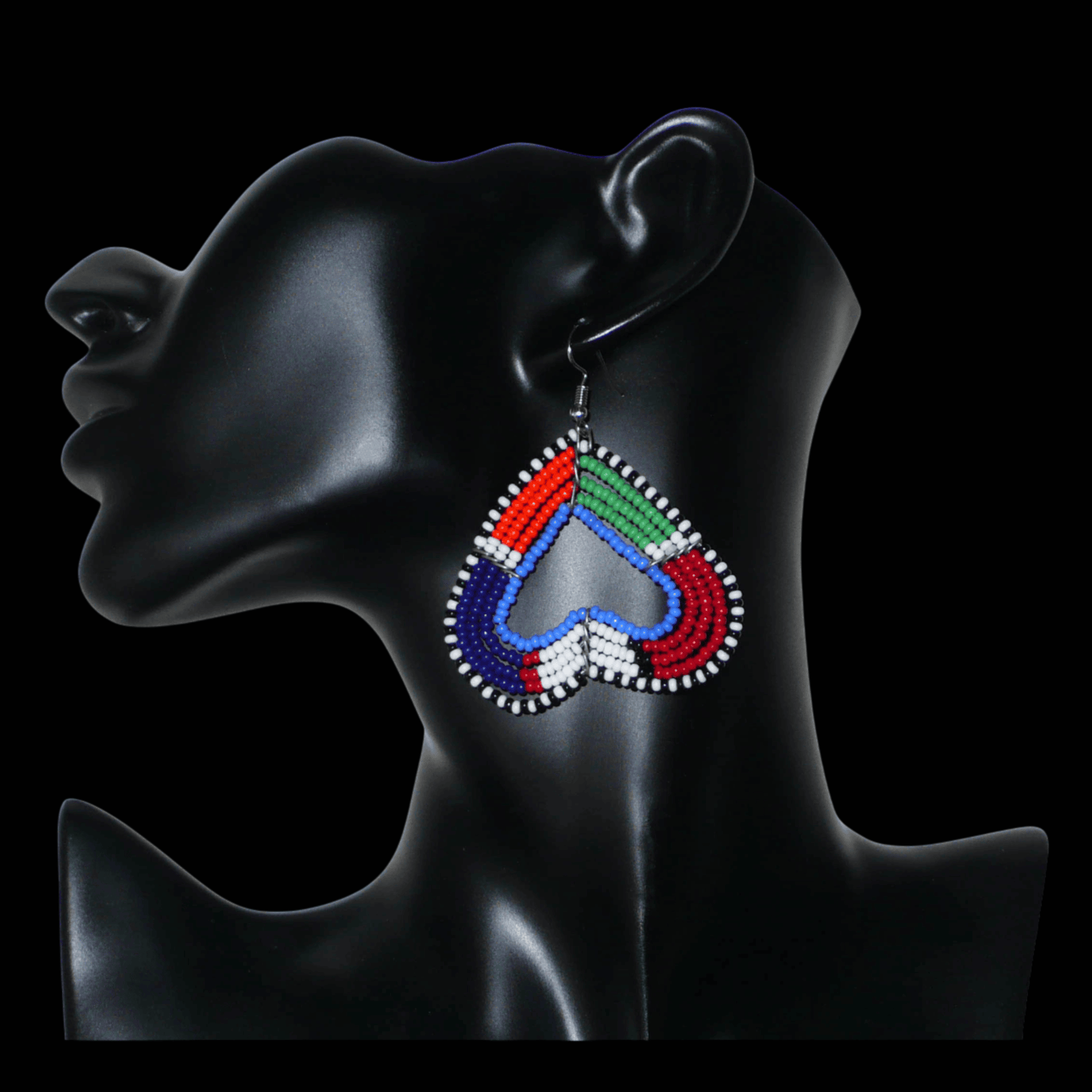 Boucles d'oreilles africaines kenyanes de fabrication artisanale Massai composées de perles de rocaille multicolores glissées sur cinq rangées de fils de fer montés en forme de cœurs inversés. Cette paire de boucles d'oreilles de taille moyenne mesure 6.5 cm de long et 5 cm de large ; elle se porte avec des crochets en acier inoxydable sur des oreilles percées.