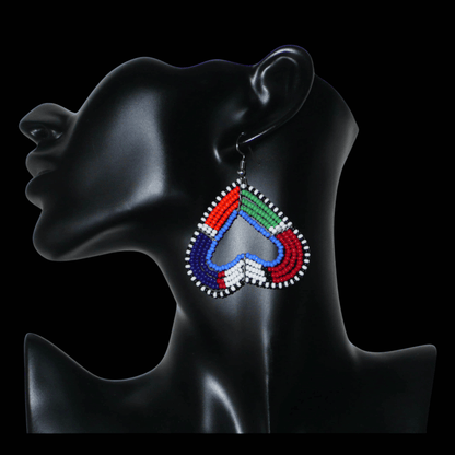 Boucles d'oreilles africaines kenyanes de fabrication artisanale Massai composées de perles de rocaille multicolores glissées sur cinq rangées de fils de fer montés en forme de cœurs inversés. Cette paire de boucles d'oreilles de taille moyenne mesure 6.5 cm de long et 5 cm de large ; elle se porte avec des crochets en acier inoxydable sur des oreilles percées.