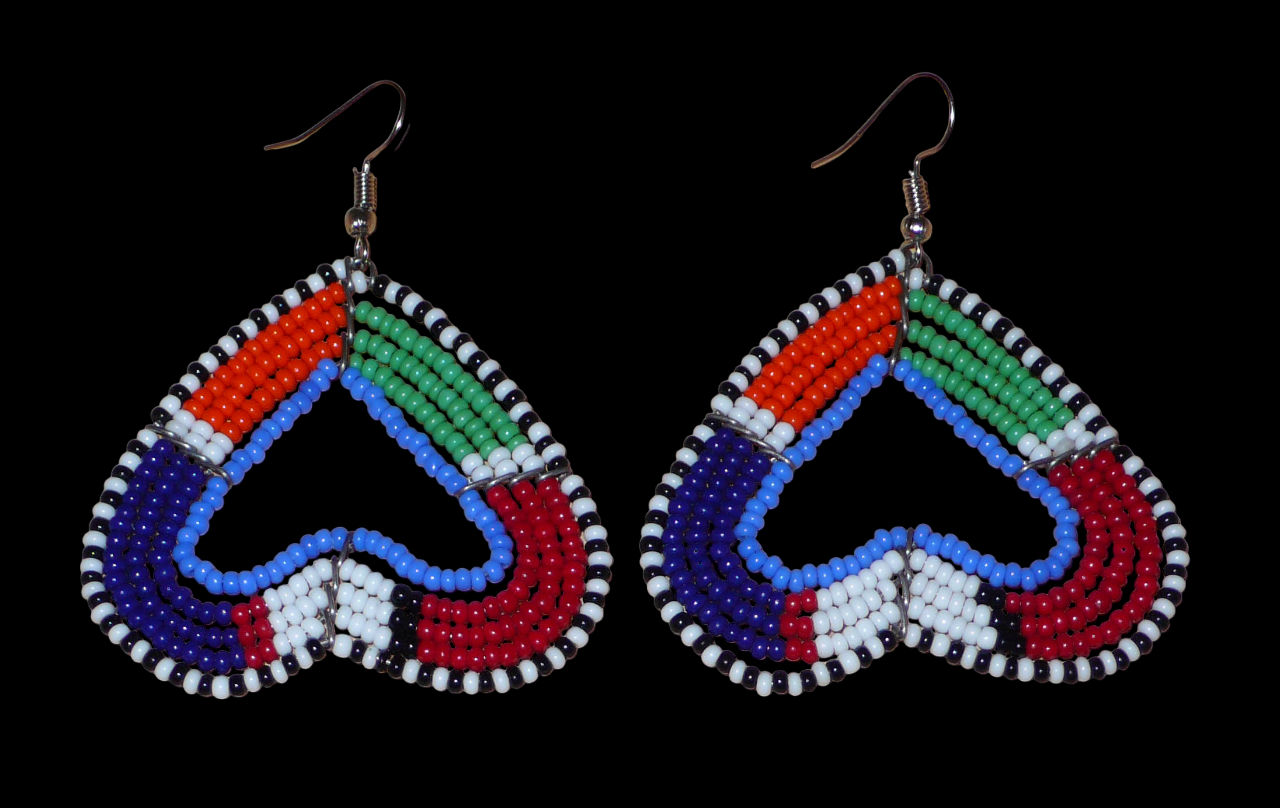 Boucles d'oreilles africaines kenyanes de fabrication artisanale Massai composées de perles de rocaille multicolores glissées sur cinq rangées de fils de fer montés en forme de cœurs inversés. Cette paire de boucles d'oreilles de taille moyenne mesure 6.5 cm de long et 5 cm de large ; elle se porte avec des crochets en acier inoxydable sur des oreilles percées.