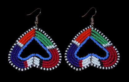 Boucles d'oreilles africaines kenyanes de fabrication artisanale Massai composées de perles de rocaille multicolores glissées sur cinq rangées de fils de fer montés en forme de cœurs inversés. Cette paire de boucles d'oreilles de taille moyenne mesure 6.5 cm de long et 5 cm de large ; elle se porte avec des crochets en acier inoxydable sur des oreilles percées.