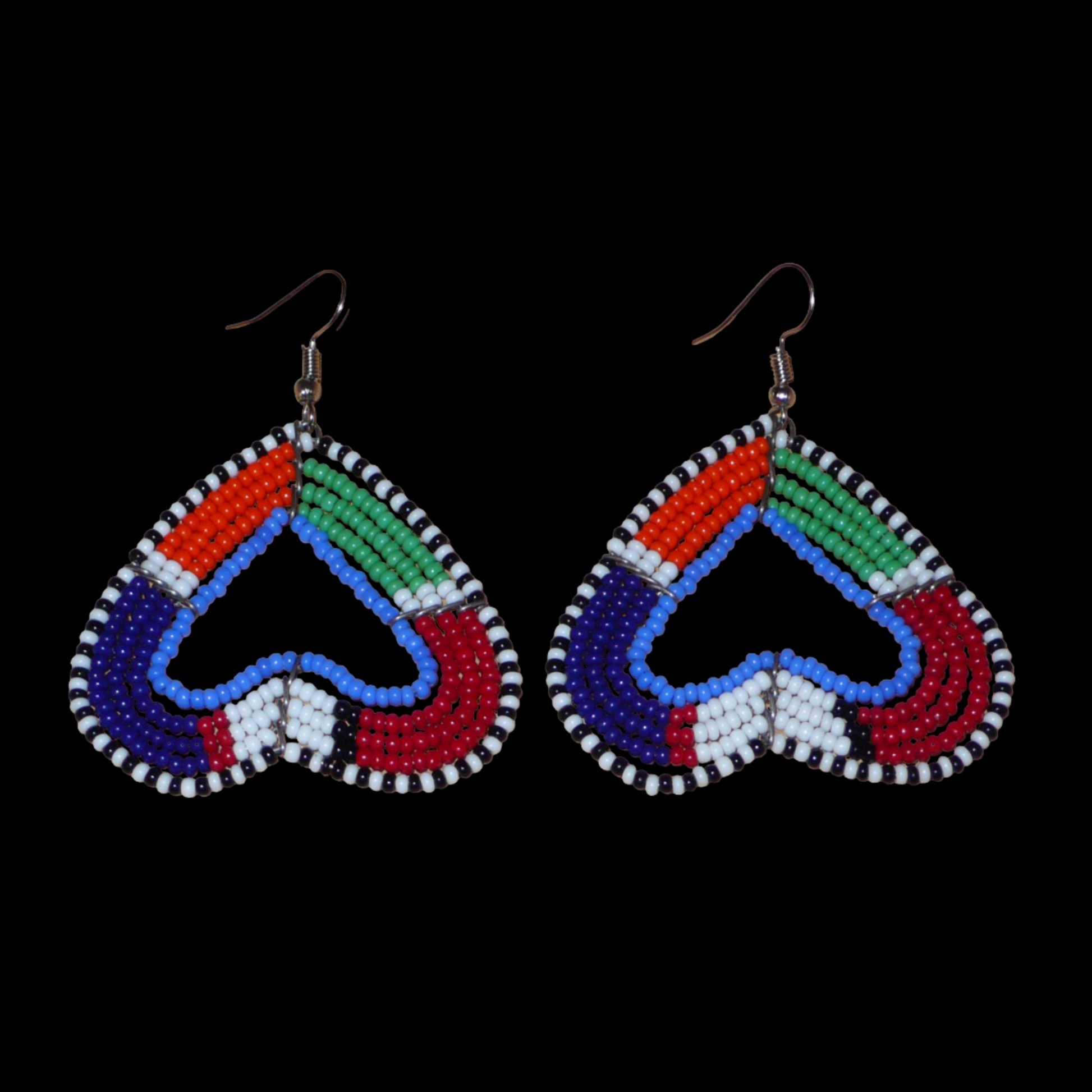 Boucles d'oreilles africaines kenyanes de fabrication artisanale Massai composées de perles de rocaille multicolores glissées sur cinq rangées de fils de fer montés en forme de cœurs inversés. Cette paire de boucles d'oreilles de taille moyenne mesure 6.5 cm de long et 5 cm de large ; elle se porte avec des crochets en acier inoxydable sur des oreilles percées.
