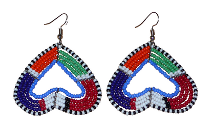 Boucles d'oreilles africaines kenyanes de fabrication artisanale Massai composées de perles de rocaille multicolores glissées sur cinq rangées de fils de fer montés en forme de cœurs inversés. Cette paire de boucles d'oreilles de taille moyenne mesure 6.5 cm de long et 5 cm de large ; elle se porte avec des crochets en acier inoxydable sur des oreilles percées.