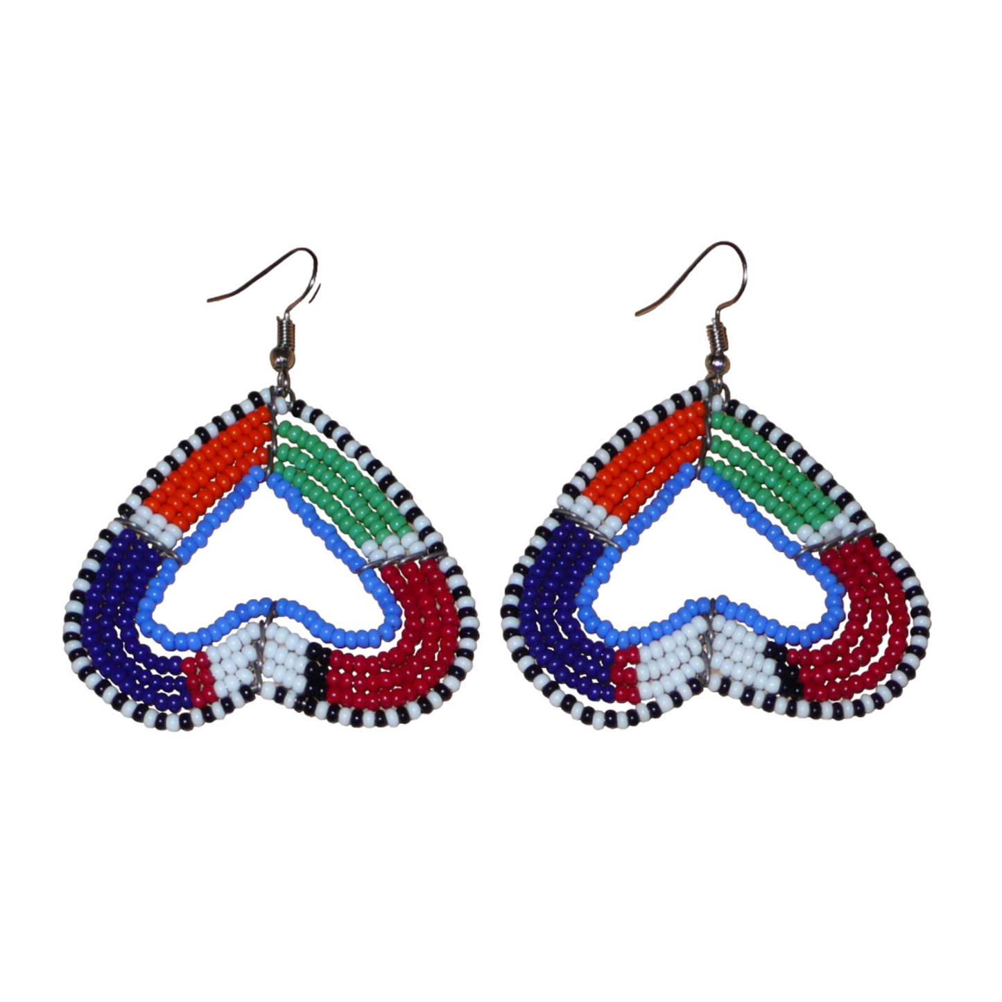 Boucles d'oreilles africaines kenyanes de fabrication artisanale Massai composées de perles de rocaille multicolores glissées sur cinq rangées de fils de fer montés en forme de cœurs inversés. Cette paire de boucles d'oreilles de taille moyenne mesure 6.5 cm de long et 5 cm de large ; elle se porte avec des crochets en acier inoxydable sur des oreilles percées.