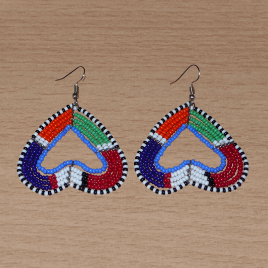 Boucles d'oreilles africaines kenyanes de fabrication artisanale Massai composées de perles de rocaille multicolores glissées sur cinq rangées de fils de fer montés en forme de cœurs inversés. Cette paire de boucles d'oreilles de taille moyenne mesure 6.5 cm de long et 5 cm de large ; elle se porte avec des crochets en acier inoxydable sur des oreilles percées.
