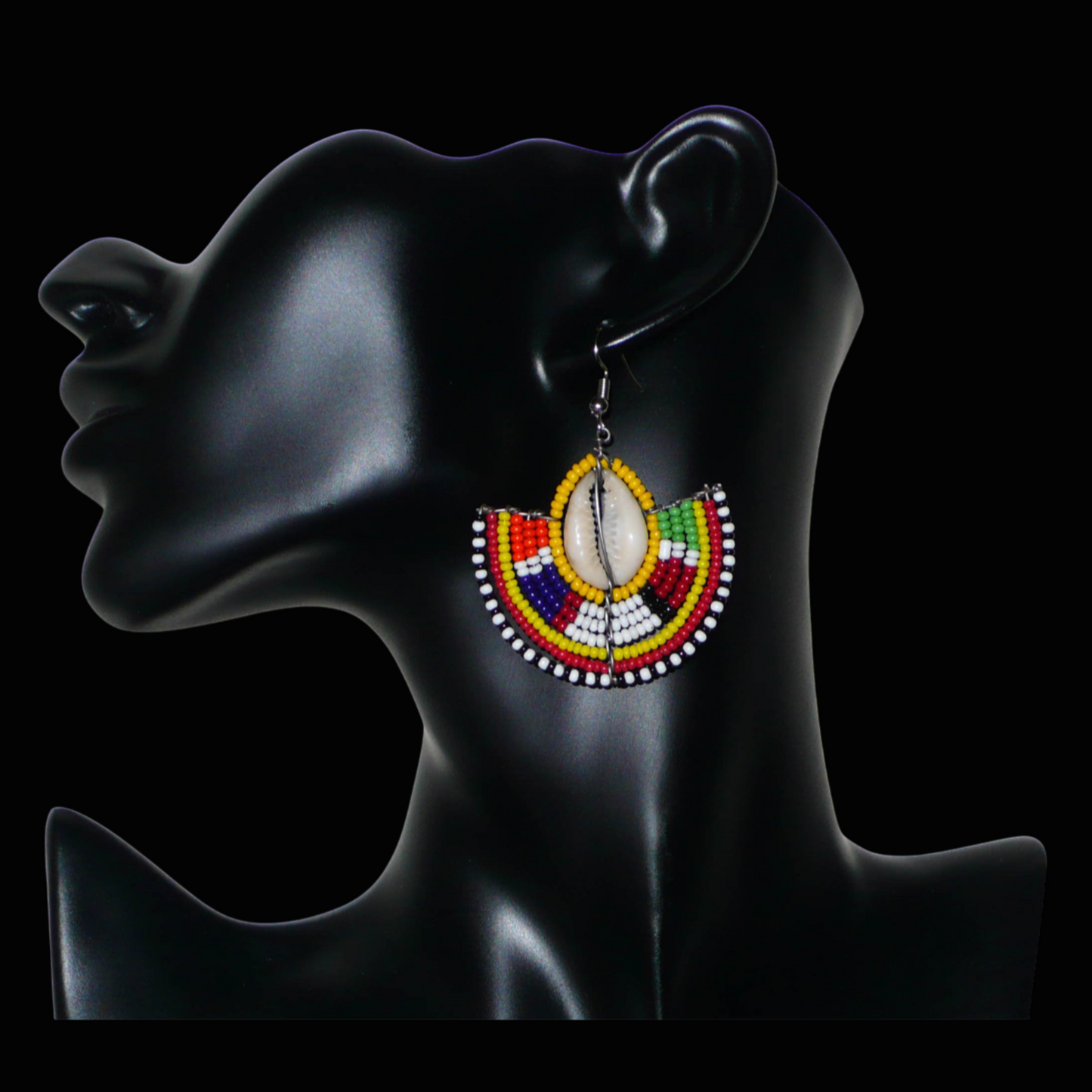 Ces jolies boucles d'oreilles à l'allure ethnique afro chic se composent de perles de rocaille jaunes et multicolores et de coquillages cauris. De taille moyenne, elles mesurent 6 cm de long et 4.5 cm de large, et se portent avec des crochets en acier inoxydable sur des oreilles percées.