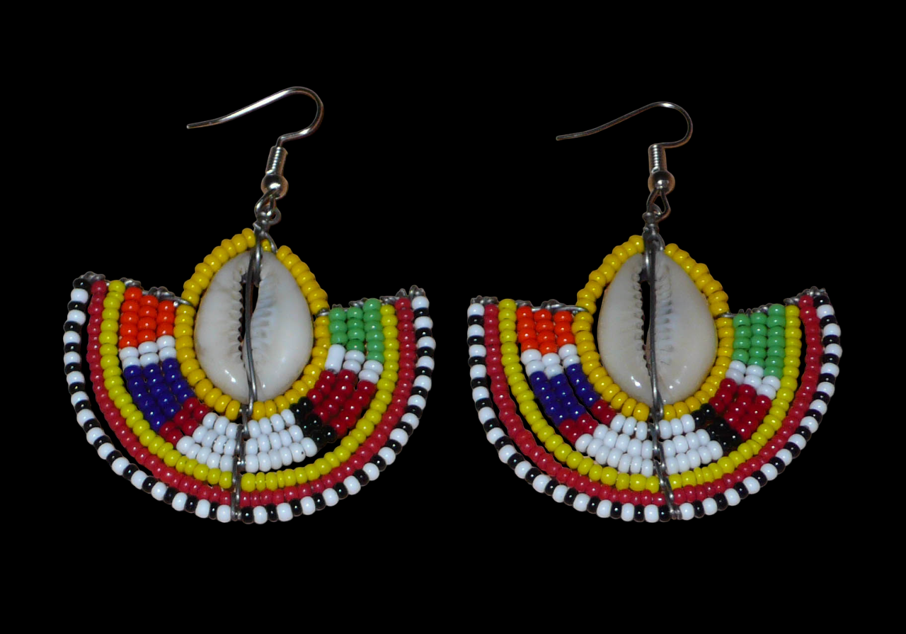 Ces jolies boucles d'oreilles à l'allure ethnique afro chic se composent de perles de rocaille jaunes et multicolores et de coquillages cauris. De taille moyenne, elles mesurent 6 cm de long et 4.5 cm de large, et se portent avec des crochets en acier inoxydable sur des oreilles percées.