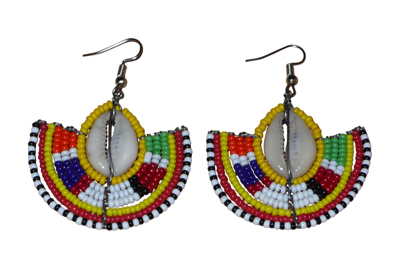 Ces jolies boucles d'oreilles à l'allure ethnique afro chic se composent de perles de rocaille jaunes et multicolores et de coquillages cauris. De taille moyenne, elles mesurent 6 cm de long et 4.5 cm de large, et se portent avec des crochets en acier inoxydable sur des oreilles percées.