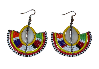 Ces jolies boucles d'oreilles à l'allure ethnique afro chic se composent de perles de rocaille jaunes et multicolores et de coquillages cauris. De taille moyenne, elles mesurent 6 cm de long et 4.5 cm de large, et se portent avec des crochets en acier inoxydable sur des oreilles percées.