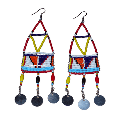 Boucles d'oreilles africaines de tradition Massai composées de perles de rocaille et de perles en plastique rouges et multicolores glissées sur des structures géométriques rigides en fils de fer ; elles se prolongent de chaînettes décorées de disques métalliques. Surdimensionnées, ces longues boucles d'oreilles de style résolument ethnique mesurent 13 cm de long et 4 cm de large ; elles se portent avec des crochets en acier inoxydable sur des oreilles percées.