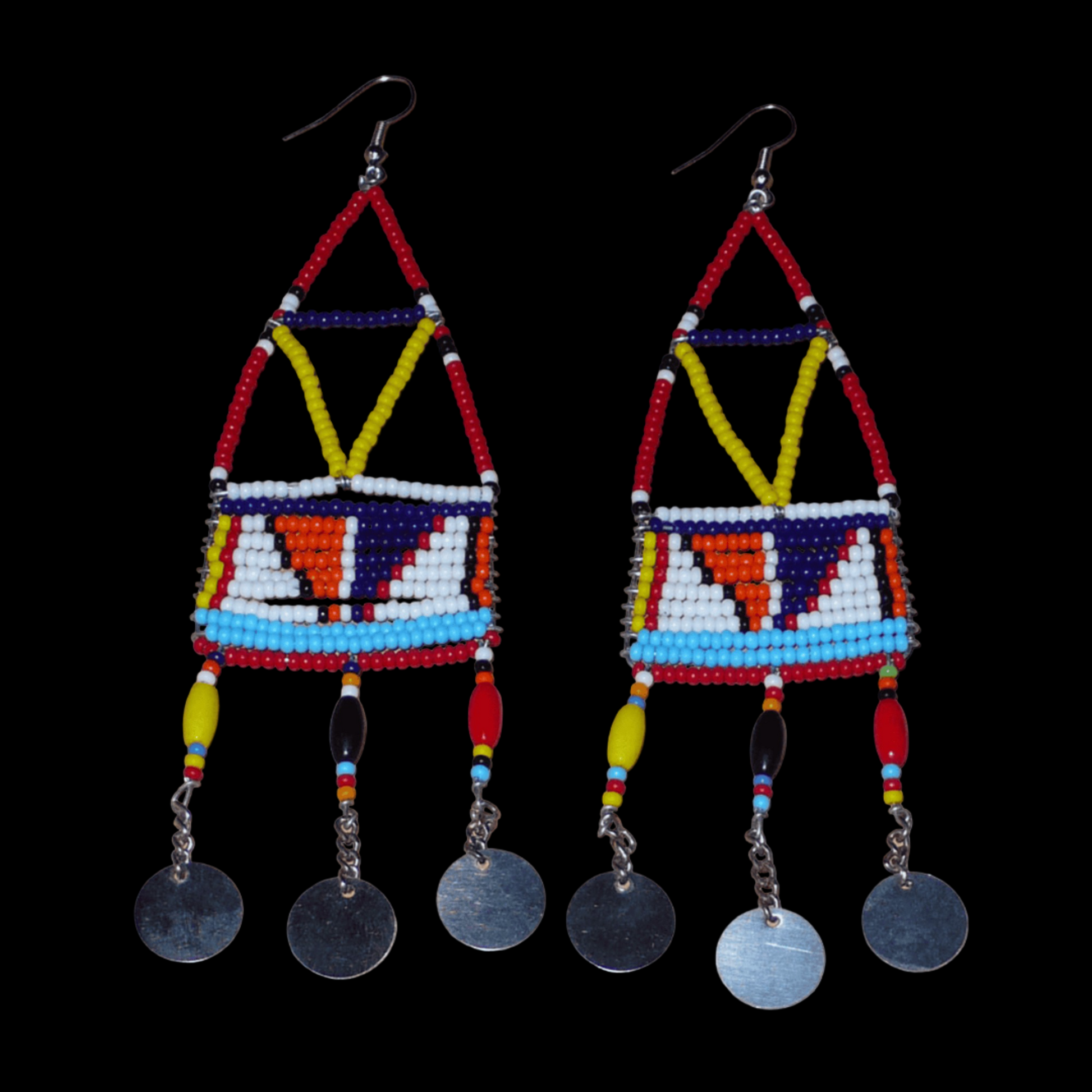Boucles d'oreilles africaines de tradition Massai composées de perles de rocaille et de perles en plastique rouges et multicolores glissées sur des structures géométriques rigides en fils de fer ; elles se prolongent de chaînettes décorées de disques métalliques. Surdimensionnées, ces longues boucles d'oreilles de style résolument ethnique mesurent 13 cm de long et 4 cm de large ; elles se portent avec des crochets en acier inoxydable sur des oreilles percées.