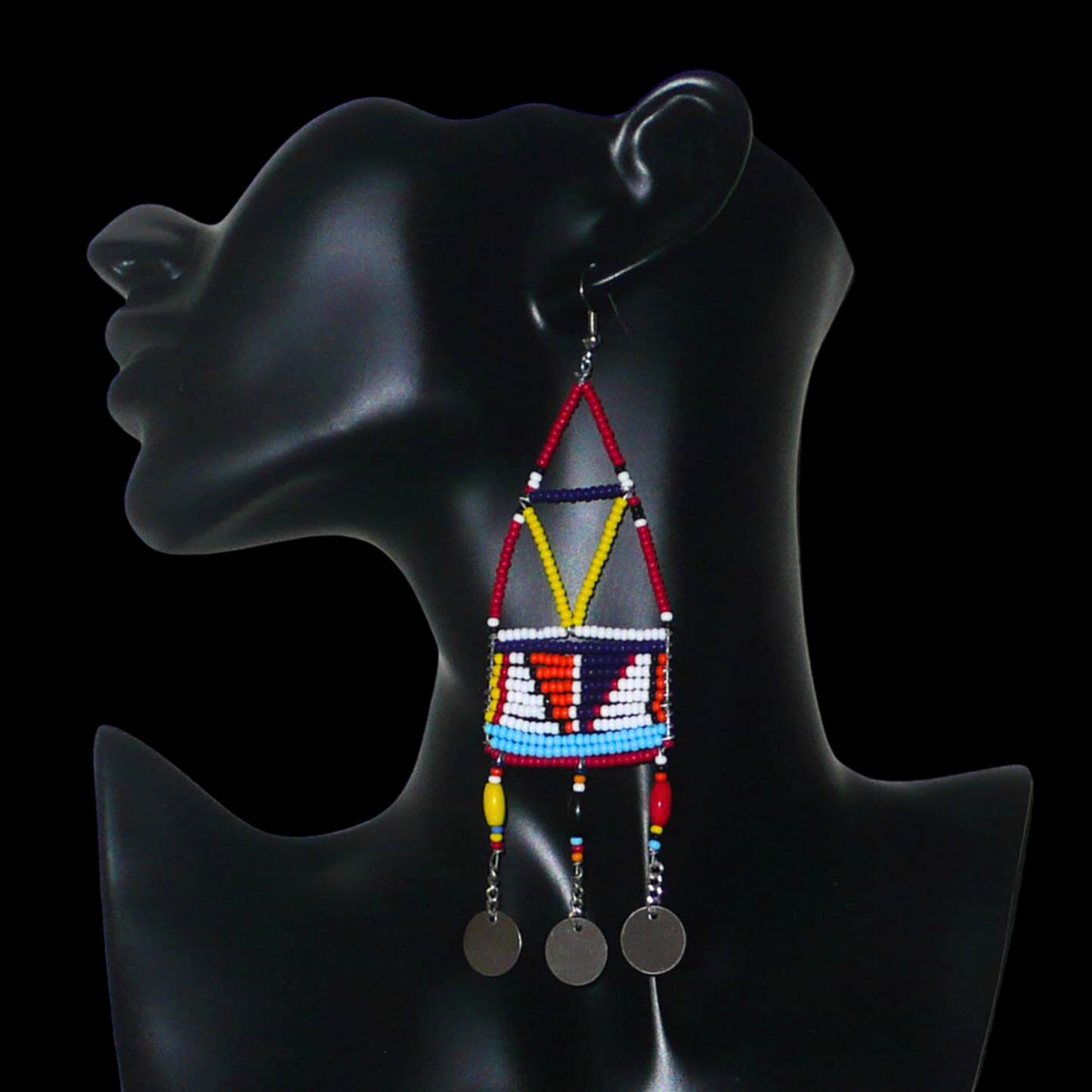 Boucles d'oreilles africaines de tradition Massai composées de perles de rocaille et de perles en plastique rouges et multicolores glissées sur des structures géométriques rigides en fils de fer ; elles se prolongent de chaînettes décorées de disques métalliques. Surdimensionnées, ces longues boucles d'oreilles de style résolument ethnique mesurent 13 cm de long et 4 cm de large ; elles se portent avec des crochets en acier inoxydable sur des oreilles percées.