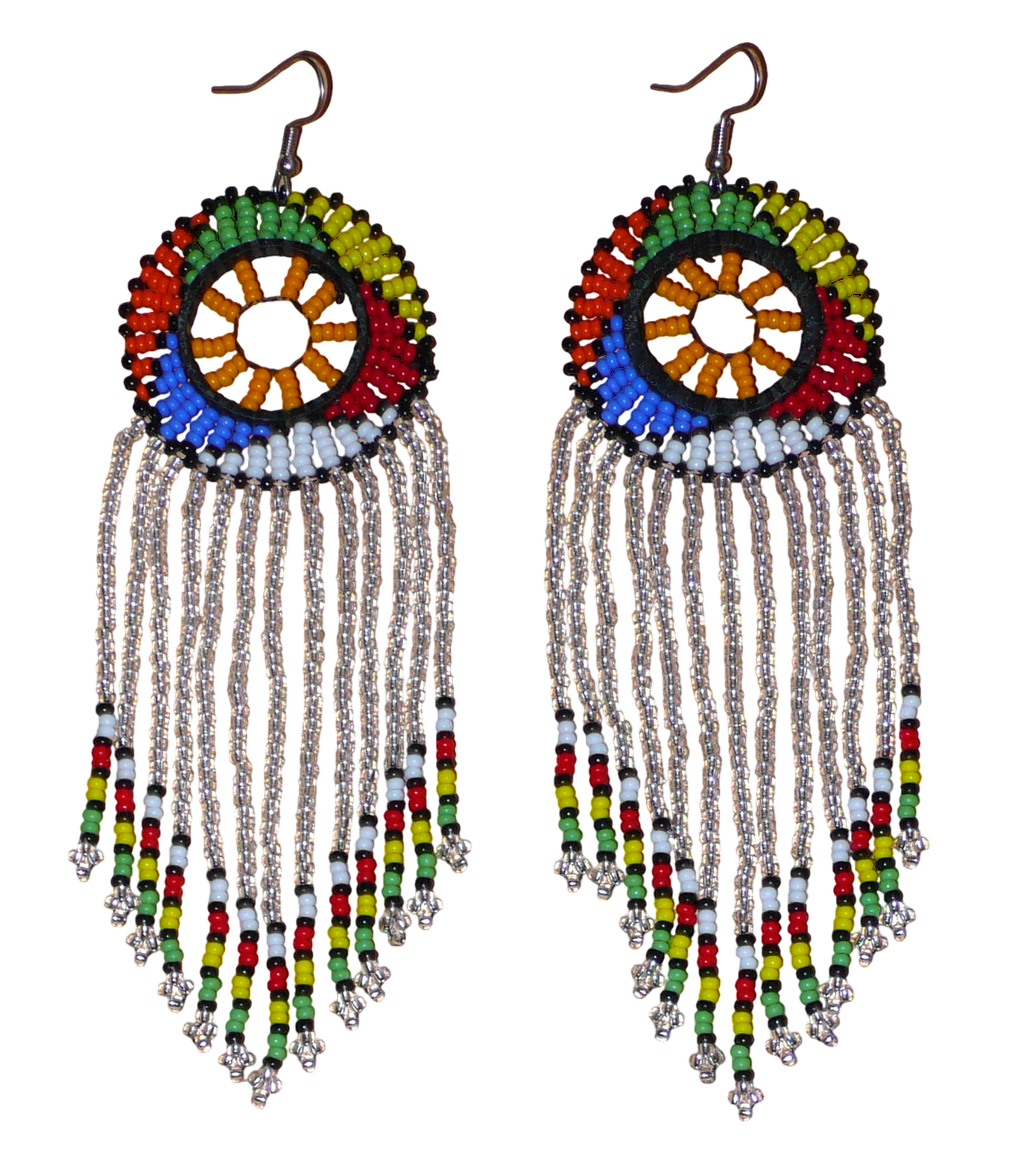 Longues boucles d'oreilles sud-africaines traditionnelles à franges et motifs zoulous composées de perles de rocaille gris clair translucides et multicolores. Elles mesurent 14,5 cm de long et 4,5 cm de large, et elles se portent avec des crochets en acier inoxydable sur des oreilles percées.