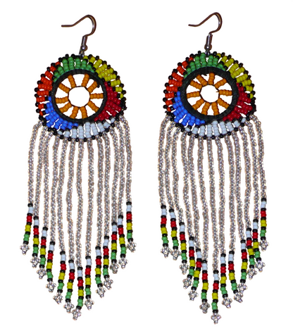 Longues boucles d'oreilles sud-africaines traditionnelles à franges et motifs zoulous composées de perles de rocaille gris clair translucides et multicolores. Elles mesurent 14,5 cm de long et 4,5 cm de large, et elles se portent avec des crochets en acier inoxydable sur des oreilles percées.