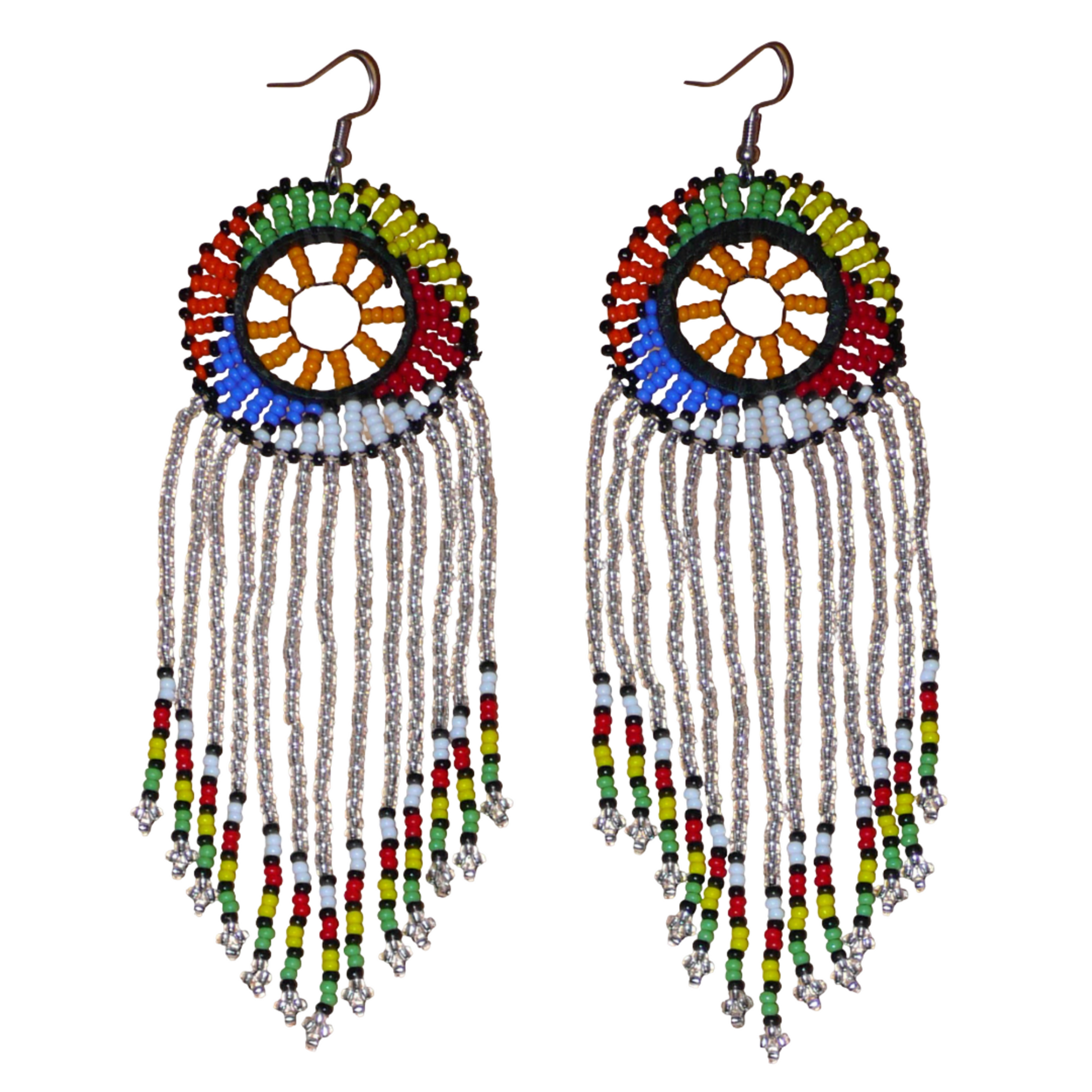 Longues boucles d'oreilles sud-africaines traditionnelles à franges et motifs zoulous composées de perles de rocaille gris clair translucides et multicolores. Elles mesurent 14,5 cm de long et 4,5 cm de large, et elles se portent avec des crochets en acier inoxydable sur des oreilles percées.