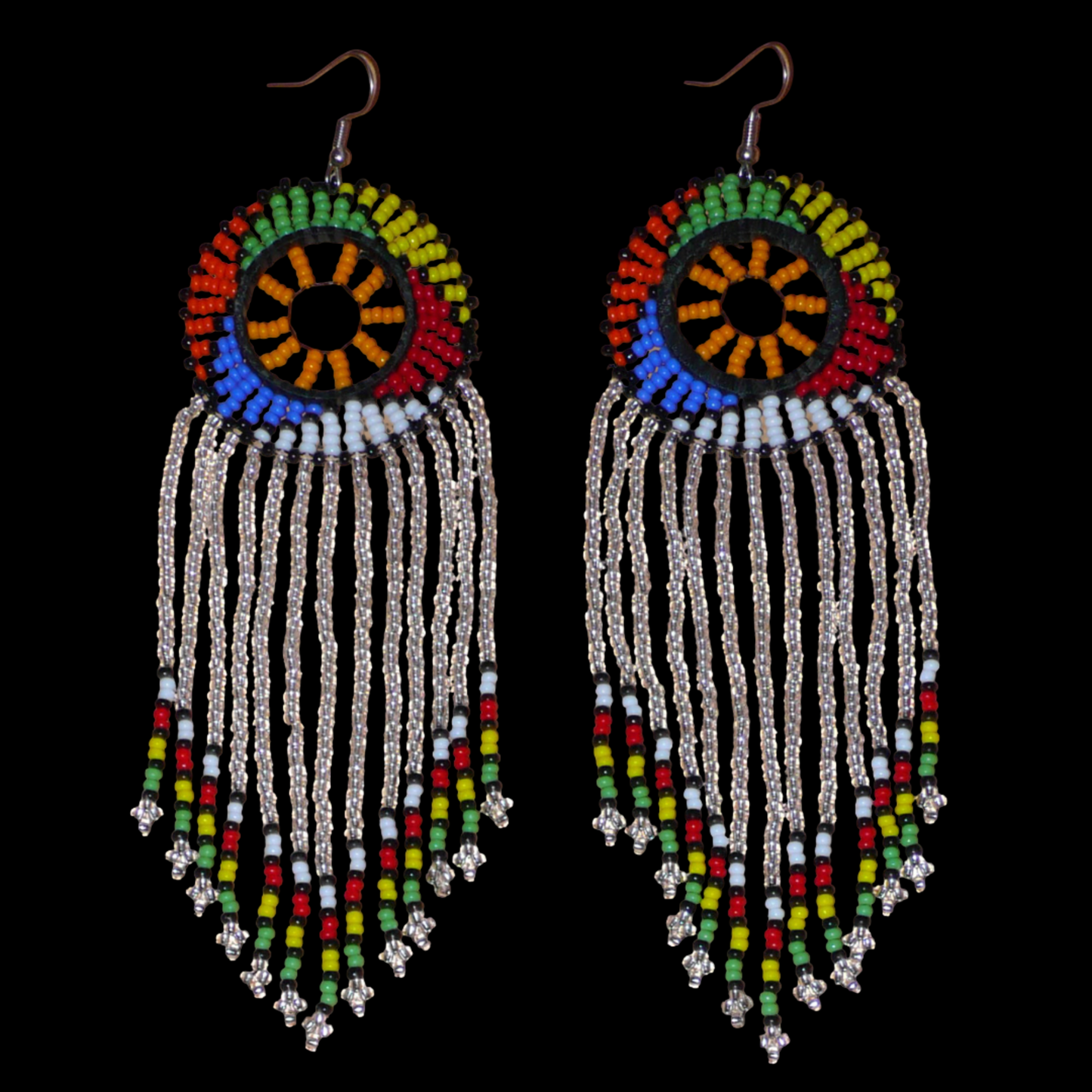 Longues boucles d'oreilles sud-africaines traditionnelles à franges et motifs zoulous composées de perles de rocaille gris clair translucides et multicolores. Elles mesurent 14,5 cm de long et 4,5 cm de large, et elles se portent avec des crochets en acier inoxydable sur des oreilles percées.