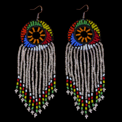 Longues boucles d'oreilles sud-africaines traditionnelles à franges et motifs zoulous composées de perles de rocaille gris clair translucides et multicolores. Elles mesurent 14,5 cm de long et 4,5 cm de large, et elles se portent avec des crochets en acier inoxydable sur des oreilles percées.