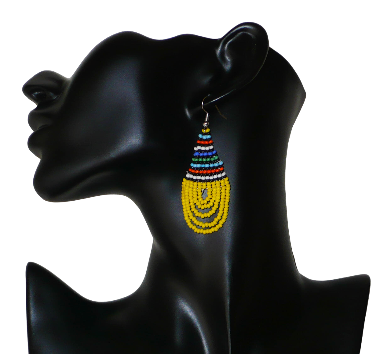 Boucles d'oreilles africaines traditionnelles zouloues en forme de gouttes composées d'un tissage de perles de rocaille jaunes et multicolores. Elles mesurent 7 cm de long et 2,5 cm de large et se portent sur des oreilles percées. Photographiées sur un mannequin. Timeless Fineries