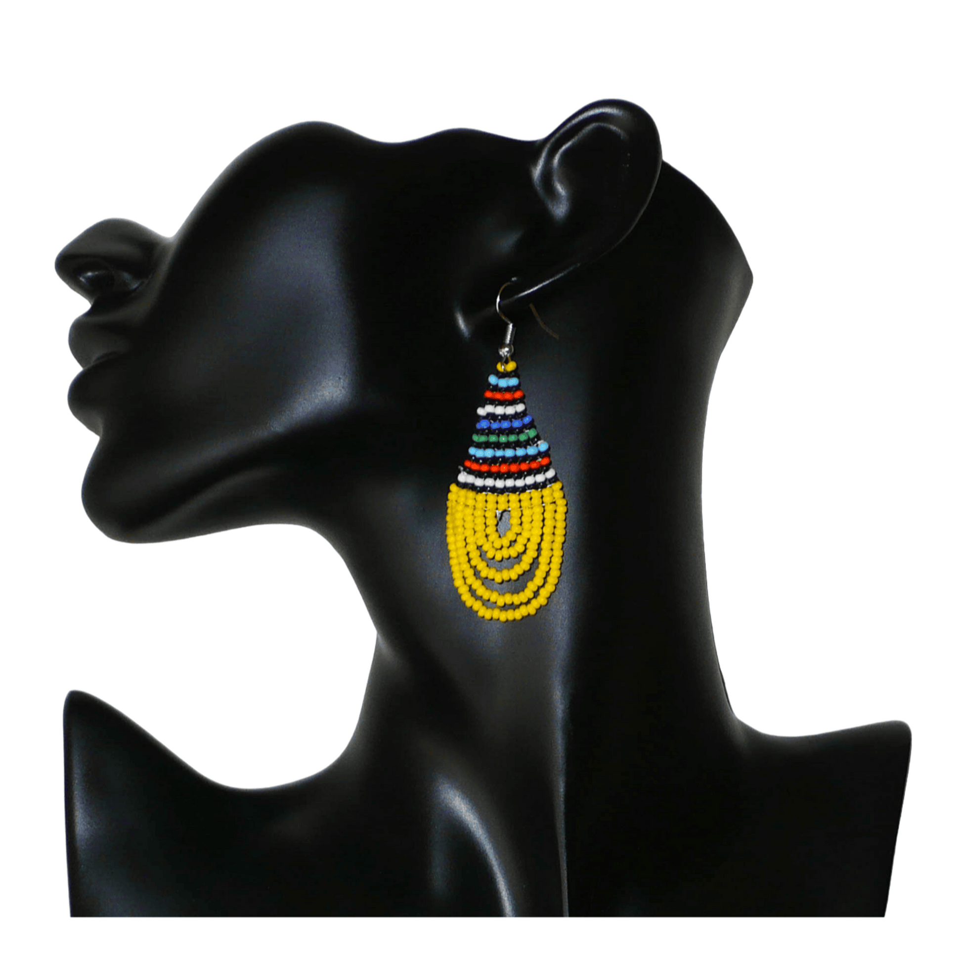 Boucles d'oreilles africaines traditionnelles zouloues en forme de gouttes composées d'un tissage de perles de rocaille jaunes et multicolores. Elles mesurent 7 cm de long et 2,5 cm de large et se portent sur des oreilles percées.