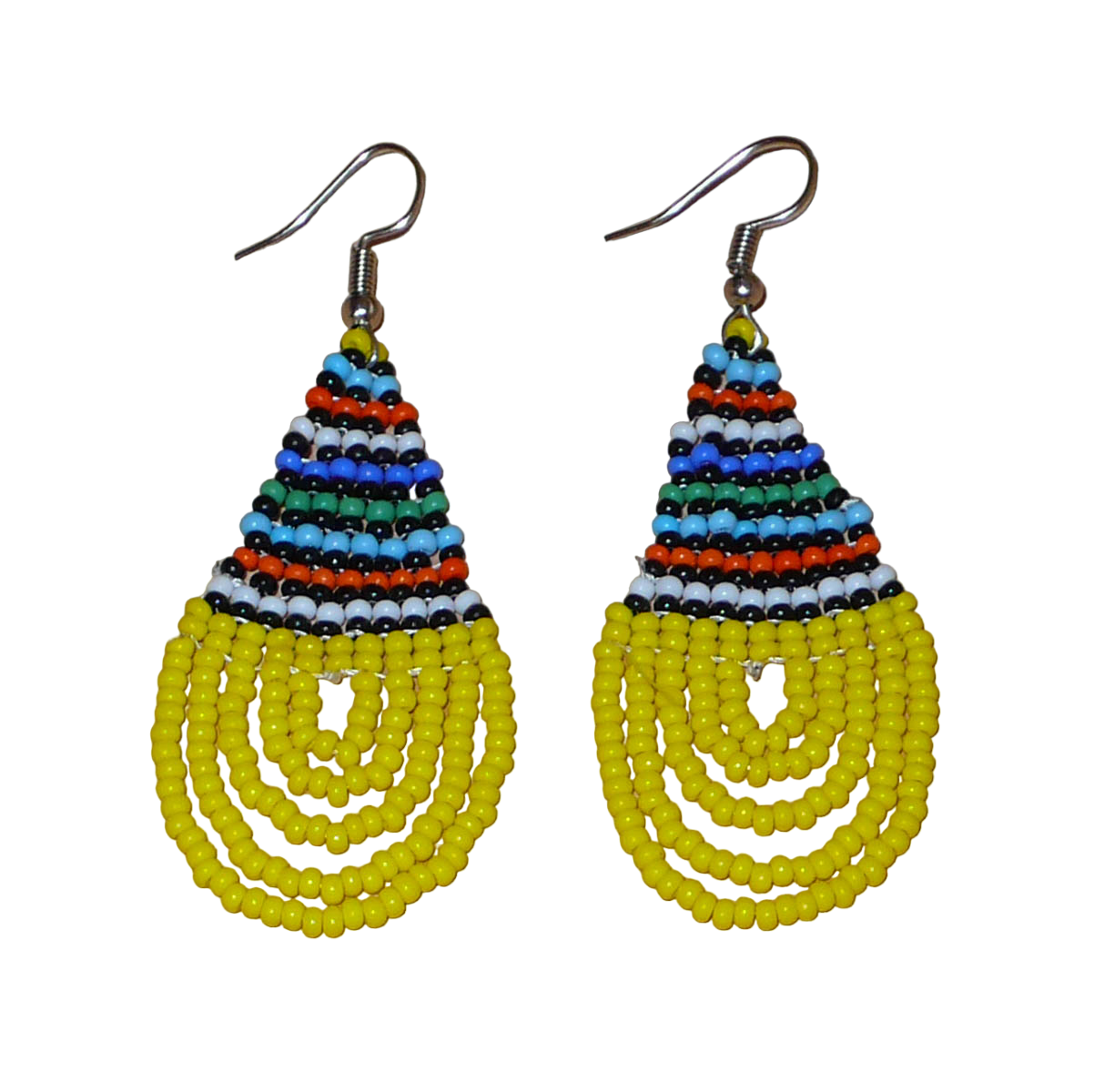 Boucles d'oreilles africaines traditionnelles zouloues en forme de gouttes composées d'un tissage de perles de rocaille jaunes et multicolores. Elles mesurent 7 cm de long et 2,5 cm de large et se portent sur des oreilles percées.