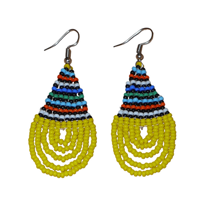 Boucles d'oreilles africaines traditionnelles zouloues en forme de gouttes composées d'un tissage de perles de rocaille jaunes et multicolores. Elles mesurent 7 cm de long et 2,5 cm de large et se portent sur des oreilles percées.