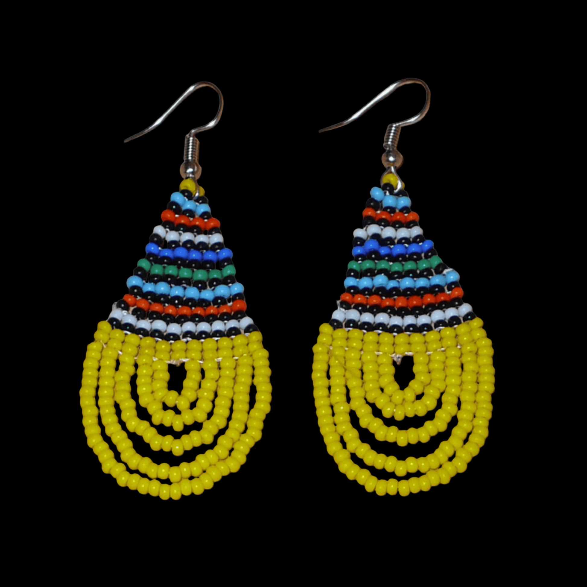 Boucles d'oreilles africaines traditionnelles zouloues en forme de gouttes composées d'un tissage de perles de rocaille jaunes et multicolores. Elles mesurent 7 cm de long et 2,5 cm de large et se portent sur des oreilles percées.