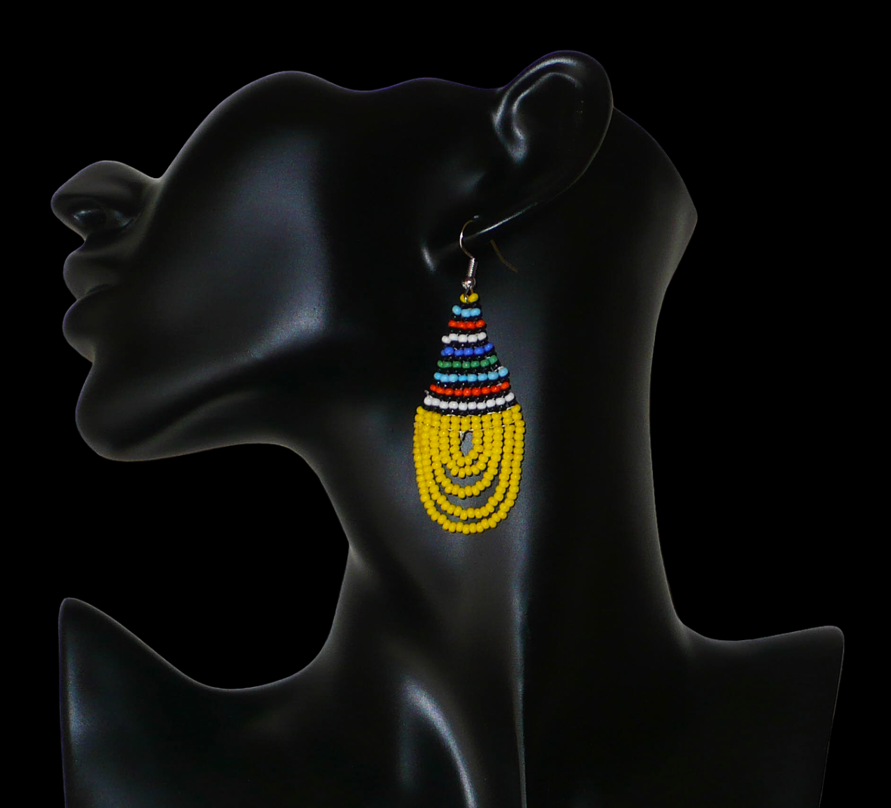 Boucles d'oreilles africaines traditionnelles zouloues en forme de gouttes composées d'un tissage de perles de rocaille jaunes et multicolores. Elles mesurent 7 cm de long et 2,5 cm de large et se portent sur des oreilles percées. Timeless Fineries