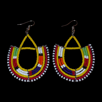 Boucles d'oreilles africaines traditionnelles à motifs ethniques Massai composées de perles jaunes et multicolores montées en forme d'ancres . Elles mesurent 7,5 cm de long et 4,5 cm de large et se portent avec des crochets en acier inoxydable sur des oreilles percées.