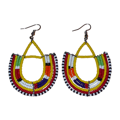 Boucles d'oreilles africaines traditionnelles à motifs ethniques Massai composées de perles jaunes et multicolores montées en forme d'ancres . Elles mesurent 7,5 cm de long et 4,5 cm de large et se portent avec des crochets en acier inoxydable sur des oreilles percées.