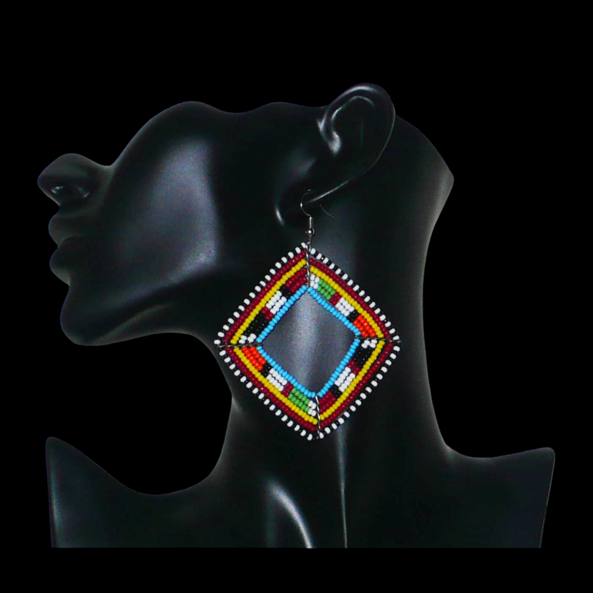 Longues et larges boucles d'oreilles africaines de tradition Massai en perles de rocaille multicolores. Elles mesurent 8.5 cm de long et 7 cm de large et se portent sur des oreilles percées.