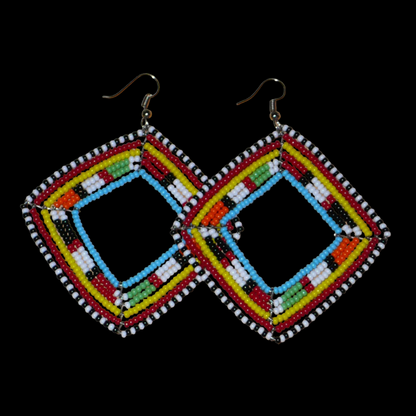 Longues et larges boucles d'oreilles africaines de tradition Massai en perles de rocaille multicolores. Elles mesurent 8.5 cm de long et 7 cm de large et se portent sur des oreilles percées.