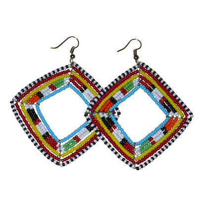 Longues et larges boucles d'oreilles africaines de tradition Massai en perles de rocaille multicolores. Elles mesurent 8.5 cm de long et 7 cm de large et se portent sur des oreilles percées.
