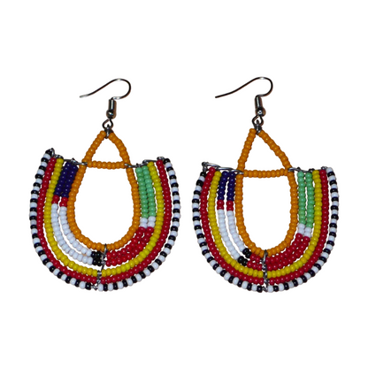 Boucles d'oreilles tribales Massai en forme d'ancres composées de perles orange et multicolores. Elles mesurent 7,5 cm de long et 4,5 cm de large.