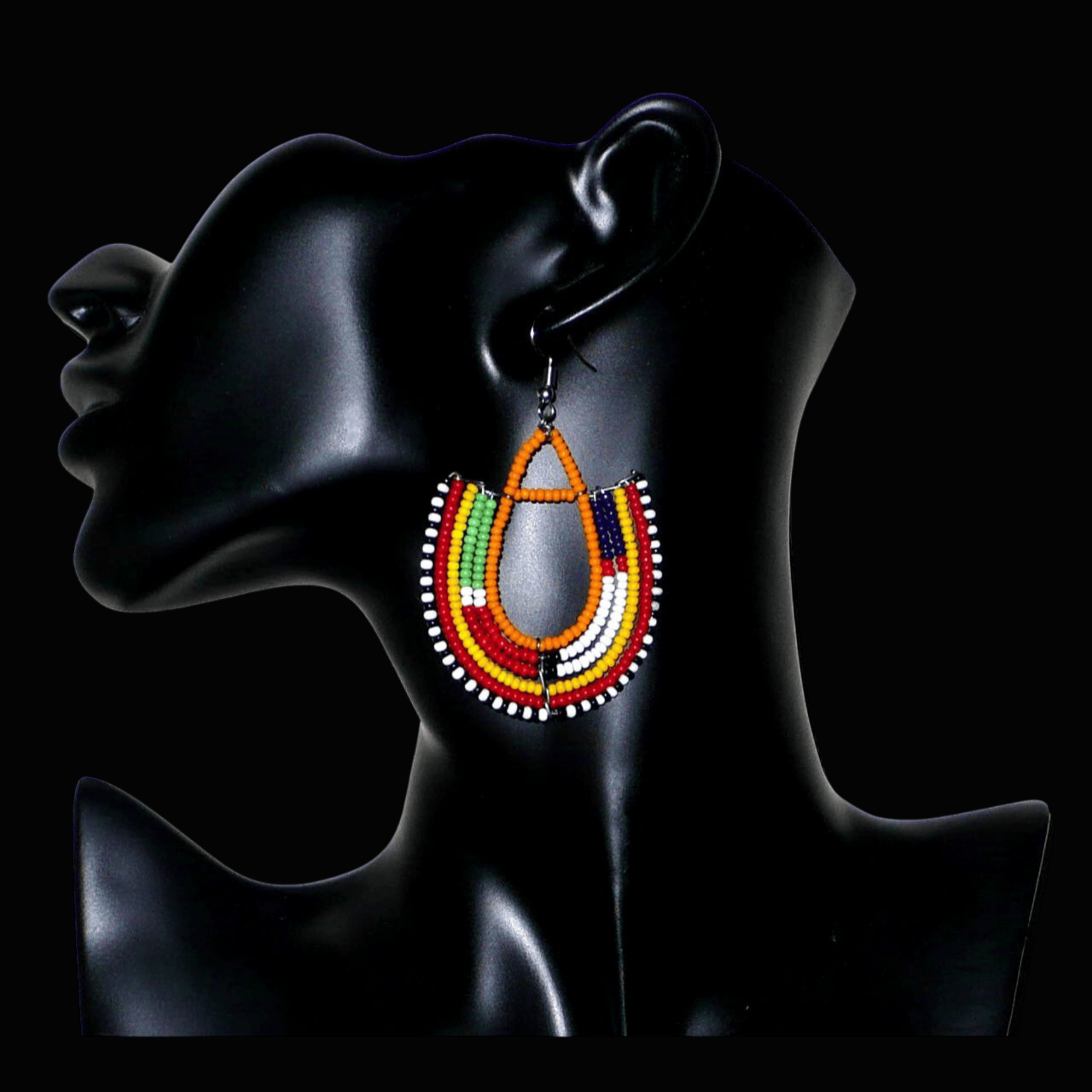 Boucles d'oreilles tribales Massai en forme d'ancres composées de perles orange et multicolores. Elles mesurent 7,5 cm de long et 4,5 cm de large.