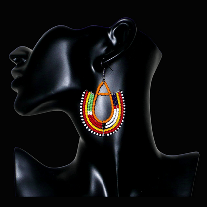 Boucles d'oreilles tribales Massai en forme d'ancres composées de perles orange et multicolores. Elles mesurent 7,5 cm de long et 4,5 cm de large.