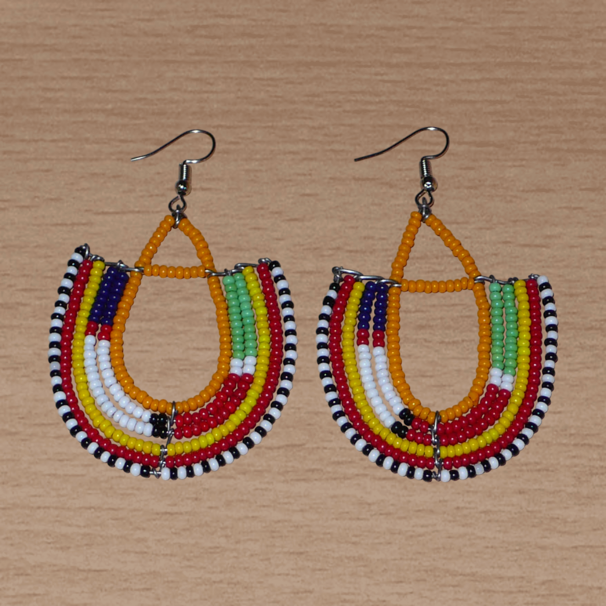 Boucles d'oreilles tribales Massai en forme d'ancres composées de perles orange et multicolores. Elles mesurent 7,5 cm de long et 4,5 cm de large.