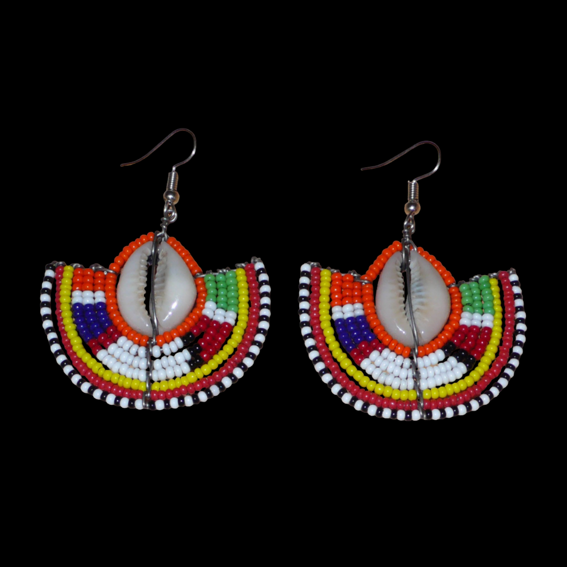Apportez une touche d'exotisme à votre style avec cette paire de boucles d'oreilles africaines traditionnelles issues de l'artisanat kenyan Massai. Ces boucles d'oreilles ethniques chic se composent de perles de rocaille orange et multicolores et de coquillages cauris. De taille moyenne, elles mesurent 6 cm de long et 4.5 cm de large, et se portent avec des crochets en acier inoxydable sur des oreilles percées.