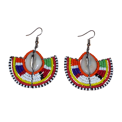 Apportez une touche d'exotisme à votre style avec cette paire de boucles d'oreilles africaines traditionnelles issues de l'artisanat kenyan Massai. Ces boucles d'oreilles ethniques chic se composent de perles de rocaille orange et multicolores et de coquillages cauris. De taille moyenne, elles mesurent 6 cm de long et 4.5 cm de large, et se portent avec des crochets en acier inoxydable sur des oreilles percées.